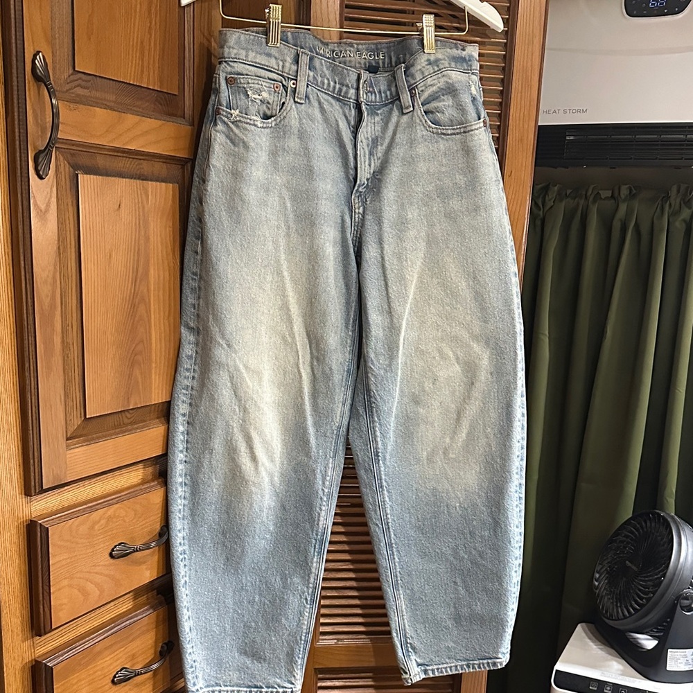 American Eagle Women’s Barrel Light Blue Jeans!!